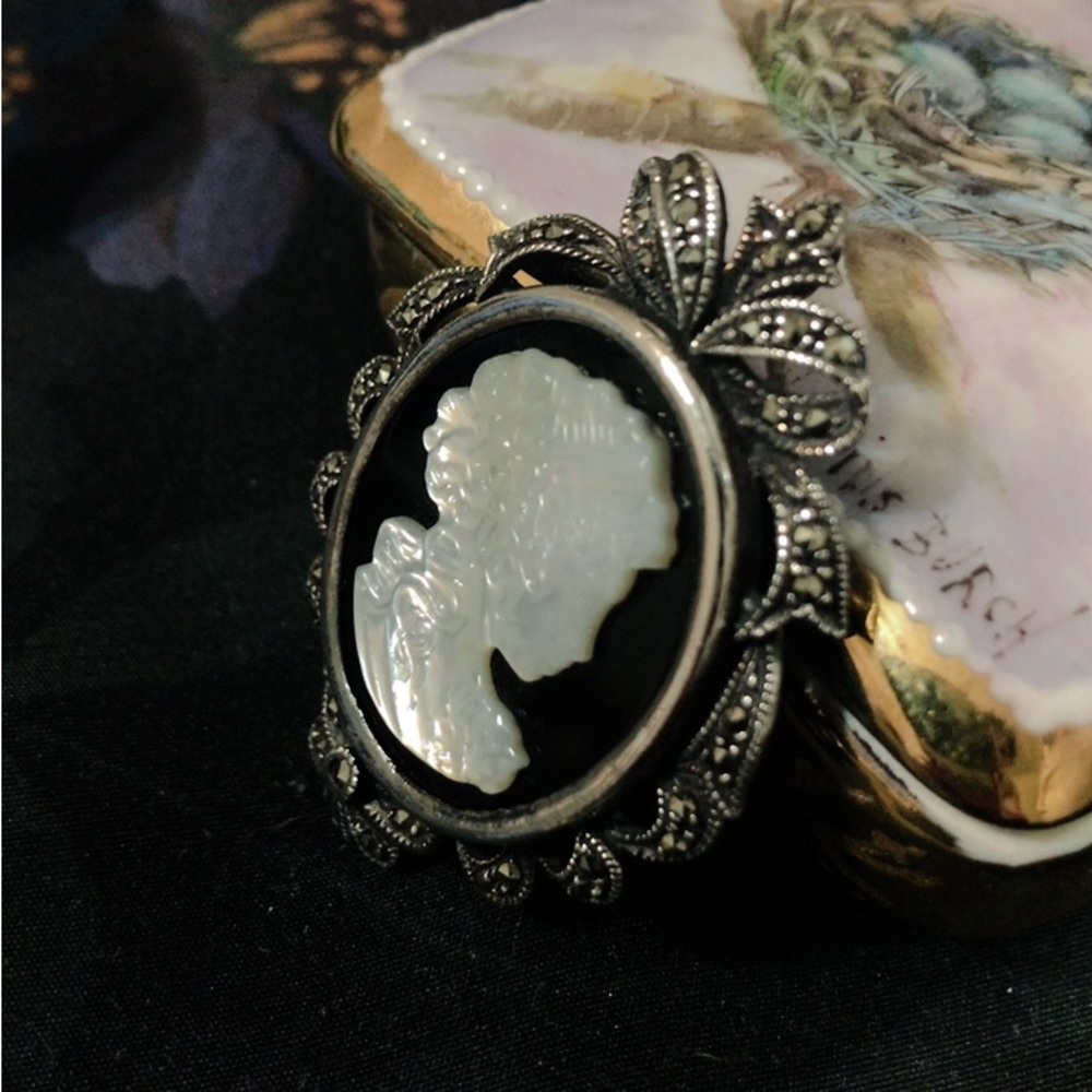Vintage .925 Sterling silver mother of pearl marcasite cameo pendant